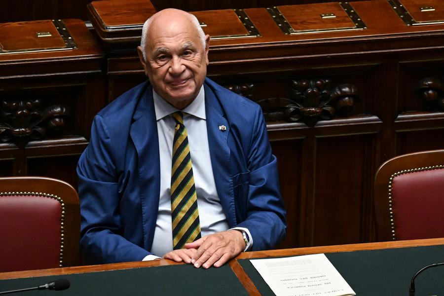 Aula di tribunale con banco dei giudici e scranno dell'imputato, simbolo della giustizia penale