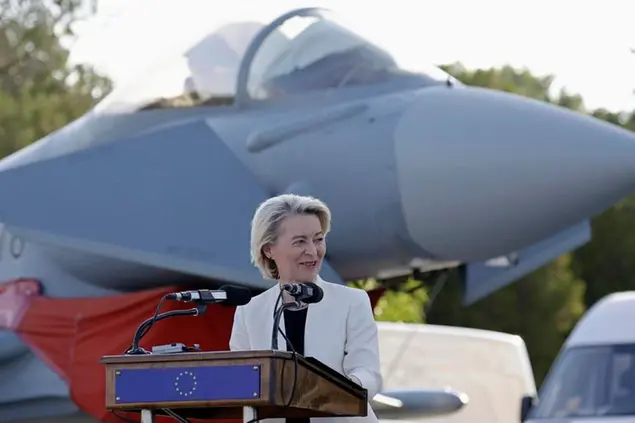 La presidente della Commissione europea Ursula von der Leyen, con dietro un Eurofighter, in una base militare in Romania
