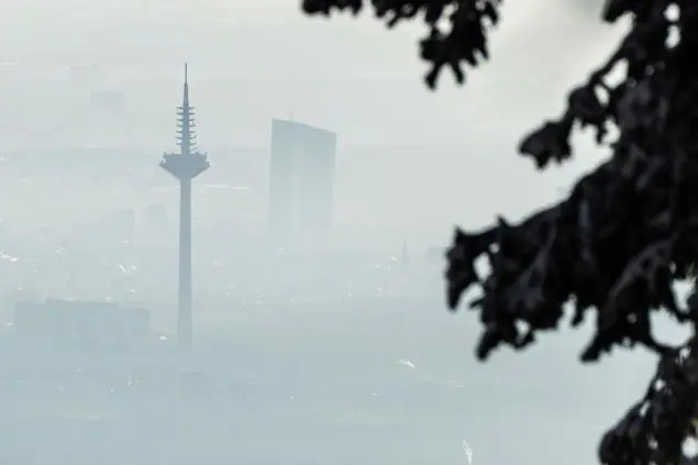17 January 2023, Hessen, Schmitten: In the morning haze, the Europaturm (l) and the headquarters of the European Central Bank (ECB) are seen from the Gro'er Feldberg in the Taunus Mountains. Photo by: Frank Rumpenhorst/picture-alliance/dpa/AP Images