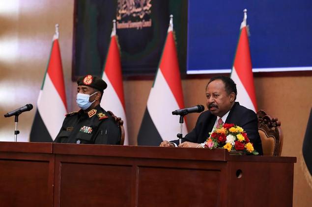 Il primo ministro Abdalla Hamdok, a destra, accanto al generale Abdel Fattah Al-Burhan a Khartoum (Sudan Transitional Sovereign Council via AP)