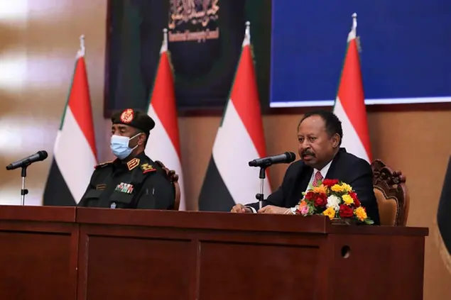 Il primo ministro Abdalla Hamdok, a destra, accanto al generale Abdel Fattah Al-Burhan a Khartoum (Sudan Transitional Sovereign Council via AP)