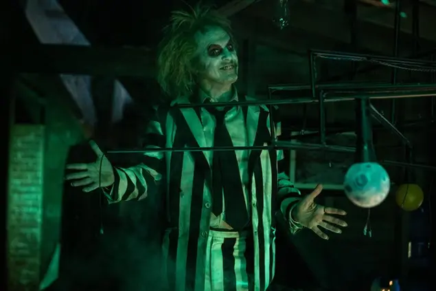 Michael Keaton in una scena di Beetlejuice Beetlejuice (Warner Bros.)