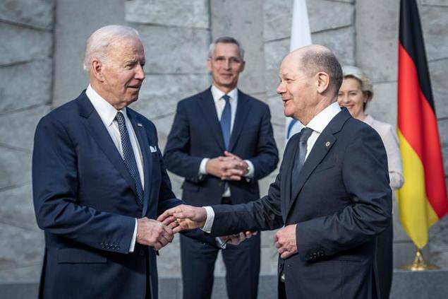 (Il presidente Usa e il cancelliere tedesco, assieme a segretario Nato e presidente della Commissione Ue, a Bruxelles gioved\\u00EC. Foto AP)