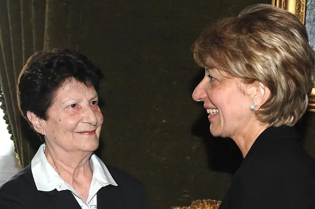 Licia Rognini (a sinistra), vedova di Giuseppe Pinelli, e Gemma Capra (a destra), vedova del commissario Calabresi, si stringono la mano al Quirinale, in occasione della celebrazione del Giorno della Memoria del 2009