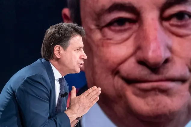 Giuseppe Conte e sullo sfondo Mario Draghi (lapresse)