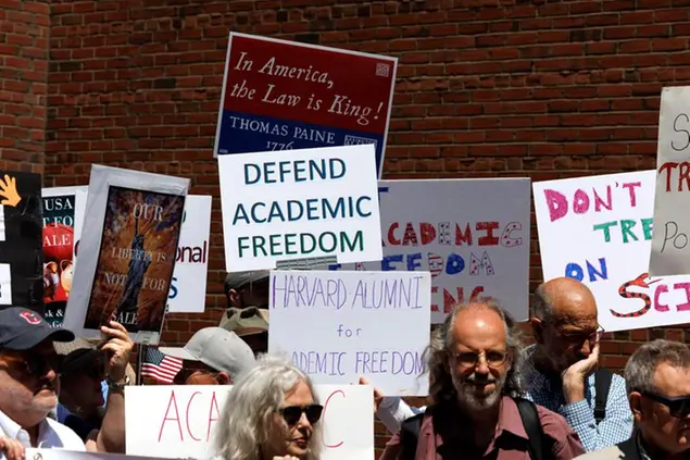 Manifestazione di alcuni membri dell'università di Harvard