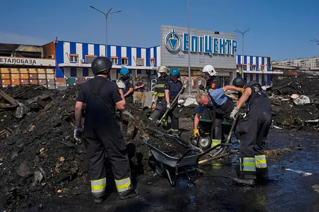 Un supermercato bombardato a Kharkiv lo scorso 25 maggio: nell'attacco sono morte 12 persone (Sergey Kozlov - Epa - Ansa)