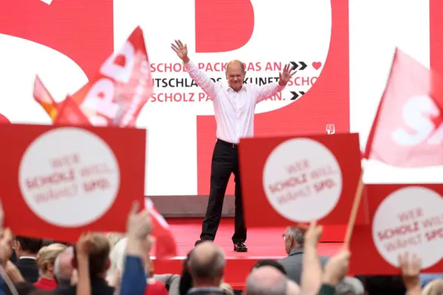 dpatop - 24 September 2021, North Rhine-Westphalia, Cologne: Olaf Scholz, Finance Minister and SPD candidate for Chancellor, speaks at an election campaign event and the official conclusion of the SPD's election campaign at Heumarkt. Federal Finance Minister Scholz wants to once again mobilize as many voters as possible for his party. Photo by: Rolf Vennenbernd/picture-alliance/dpa/AP Images