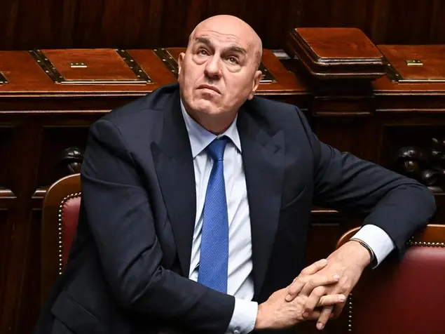 Crosetto cerca casa, l’Esercito gliela trova: «Ragioni di sicurezza» (e di portafogli)
