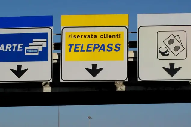 © Mauro Scrobogna / LaPresse 12-10-2009 Roma Interni Autostrade Nella foto: cartelli segnalazione barriere autostradali, caselli, carte credito, telepass
