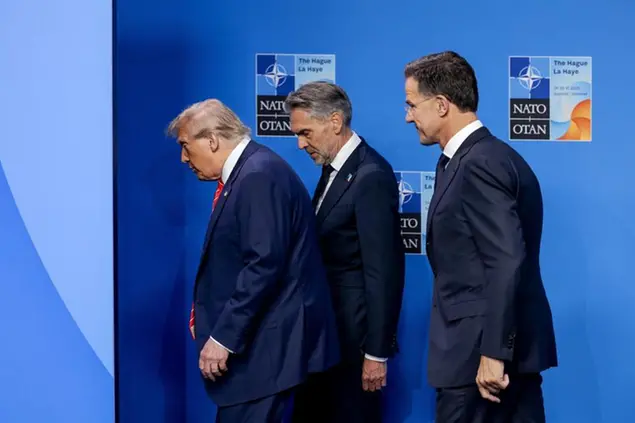 Il segretario generale Mark Rutte con il presidente Donald Trump e il premier dei Paesi Bassi Dick Schoof