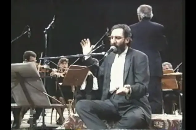 Un frame del concerto di Franco Battiato a Baghdad