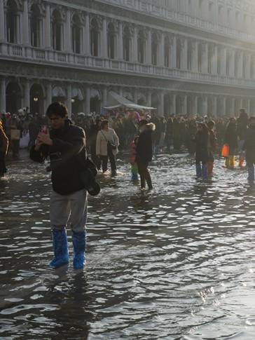 «Una deriva instagrammabile». Questo carnevale veneziano non è una festa per il clima