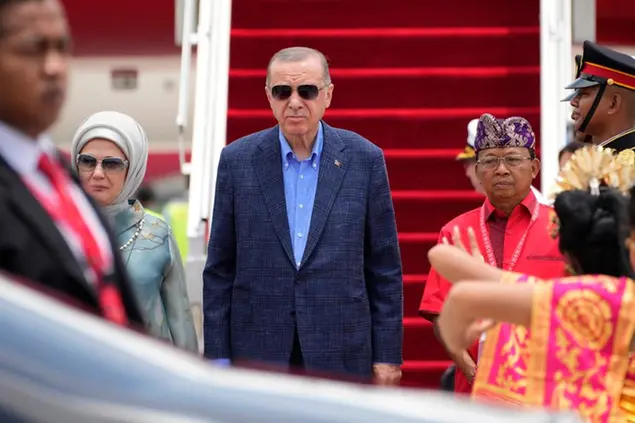 Associated Press/LaPresse Only Italy and SpainTurkish President Recep Tayyip Erdogan, center, and his wife Emine, left, disembark from their plane upon arrival at Ngurah Rai International Airport ahead of the G20 Summit in Bali, Indonesia, Monday, Nov. 14, 2022. (AP Photo/Firdia Lisnawati) Associated Press/LaPresse Only Italy and Spain