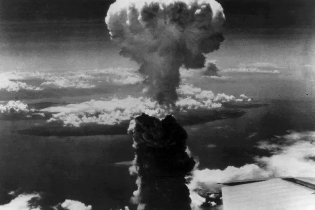 Il fumo si alza sopra la città giapponese di Nagasaki dopo che una bomba atomica fu sganciata sulla città il 9 agosto 1945