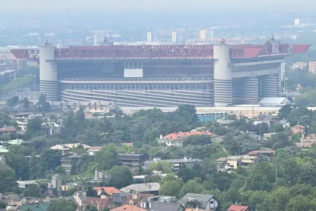 Una veduta panoramica dello stadio Giuseppe Meazza vista dalla Torre PwC o Torre Libeskind, Milano, 22 giugno 2022. ANSA/DANIEL DAL ZENNARO