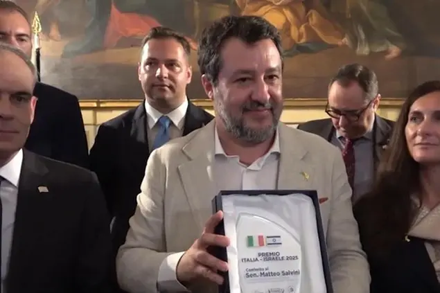 Matteo Salvini ha ricevuto qualche giorno fa il premio Italia-Israele 2025 per «le sue posizioni coraggiose e spesso di rottura», ha detto l’ambasciatore di Tel Aviv a Roma, Jonathan Peled