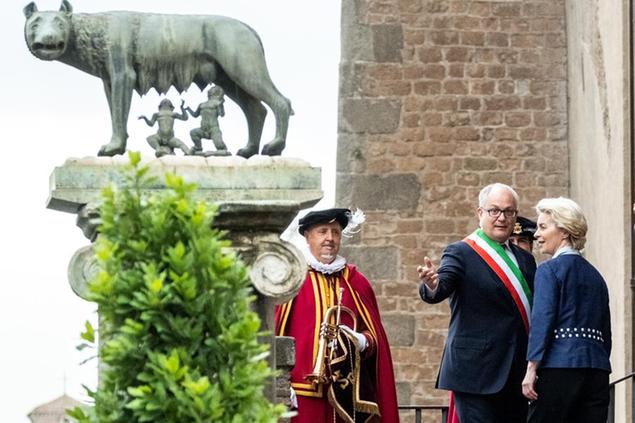 (Il sindaco di Roma e la presidente della Commissione europea. Foto LaPresse)