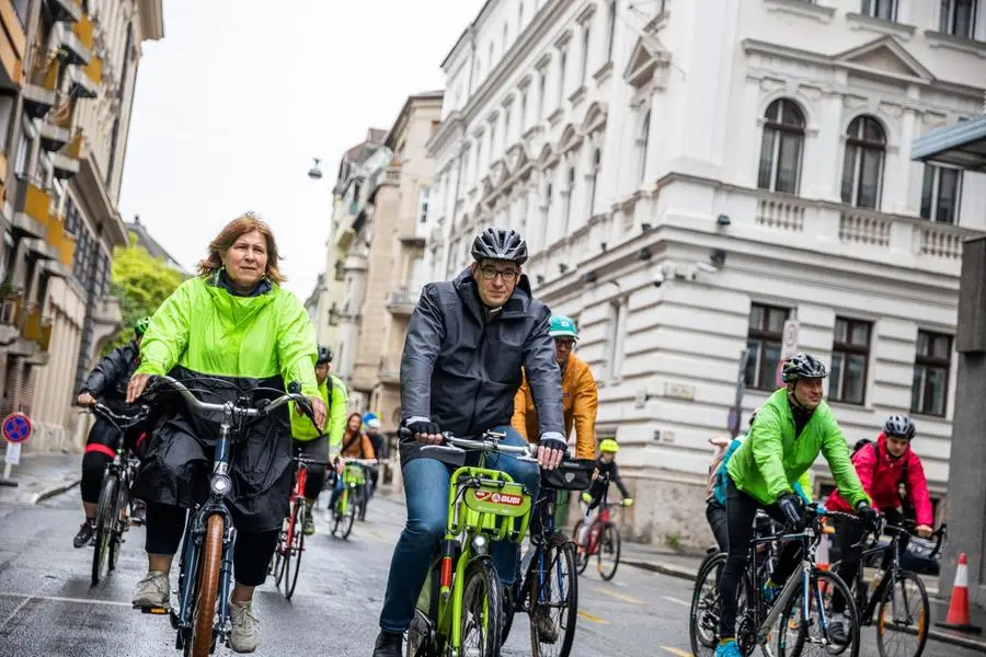 Il sindaco di Budapest: salire sul sellino diventa un gesto politico. Foto Gergely Karácsony / Facebook