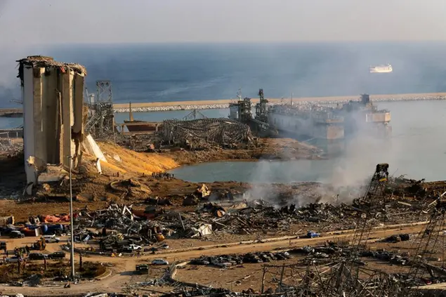 La capitale del Libano il giorno dopo l'esplosione (AP Photo/Bilal Hussein)