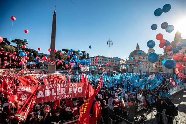 16/12/2021 Roma, manifestazione a piazza del Popolo organizzata in occasione dello sciopero generale indetto dai sindacati Cgil Uil