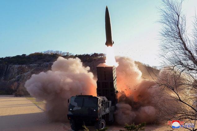 Questa foto senza data \\u00E8 stata diffusa dall'agenzia di stato della Nord Corea il 17 aprile. Mostra il test di un missile balistico nucleare. Al lancio non hanno assistito\\u00A0autorit\\u00E0 o giornalisti indipendenti (Korean Central News Agency/Korea News Service via AP)