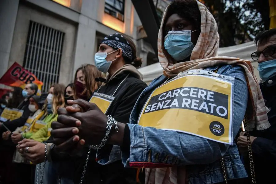 Una manifestazione contro i Cpr a Milano (Ansa)