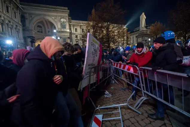 Foto Beltrami/LaPresse 07 -12 -2022 Milano, Prima Della Scala, manifestazioni in Piazza Nella Foto: tentativo dei manifestanti di sfondare il blocco in Piazza Scala Photo Claudio Furlan/LaPresse 07 -12 -2022 Milan, Before Della Scala, demonstrations in the square