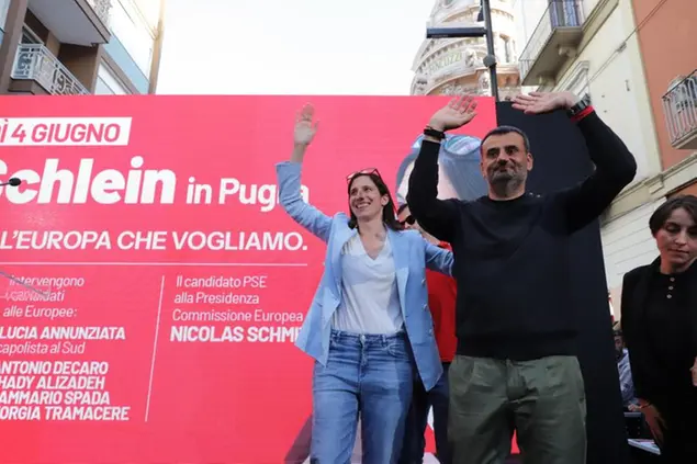 La segretaria Elly Schlein e l'europarlamentare Antonio Decaro (Ansa)