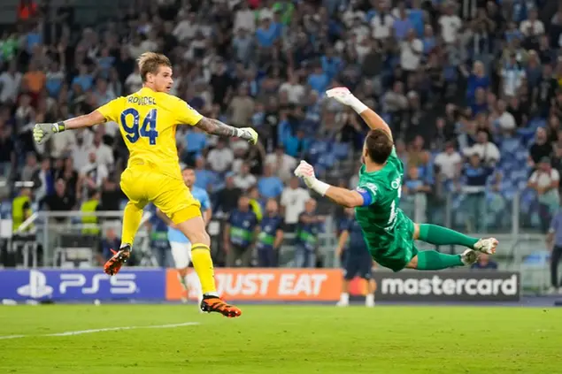 Il portiere della Lazio\\u00A0Ivan Provedel ha segnato un gol contro l'Atletico Madrid (foto AP)