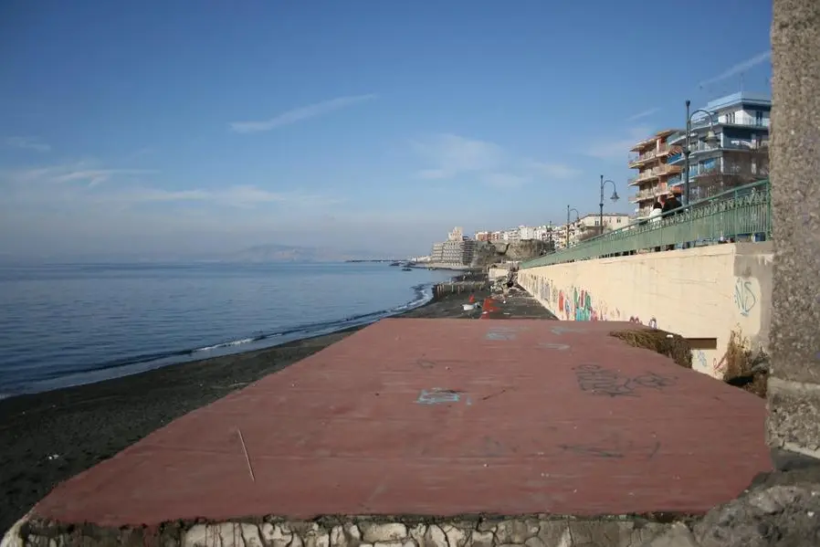 ©Lapresse 07/01/2008 Torre del Greco,Napoli,Italia Cronaca Inquinamento della costa napoletana La triste realtà della costa di Torre del Greco (Napoli), famosa per i suoi coralli...ma dal mare non balneabile. La spiaggia libera invasa da rifiuti e uno scolo di una fogna direttamente sul bagnasciuga.