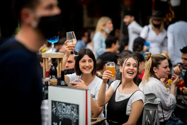 26/04/2021 Roma, Riapertura di bar e ristoranti con tavolini all'aperto. Nella foto folla a Campo de' Fiori per l'aperitivo