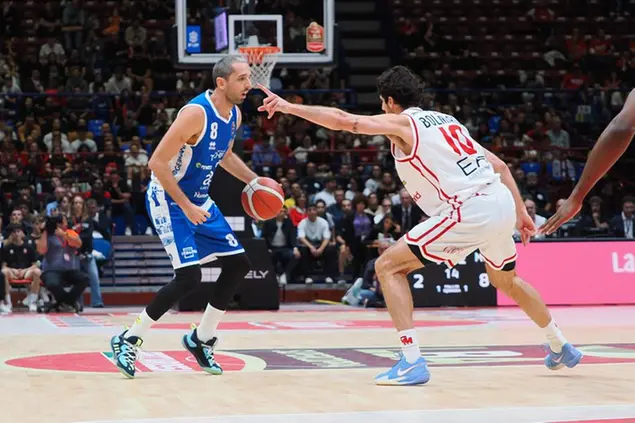 Amedeo Della Valle, 32 anni, capitano della Pallacanestro Brescia. Giovedì è tornato a vestire la maglia dell’Italia a distanza di tre anni. A settembre la scelta non convenzionale di giocare anche nel basket 3x3 conquistando uno storico bronzo agli Europei (FOTO ANSA)