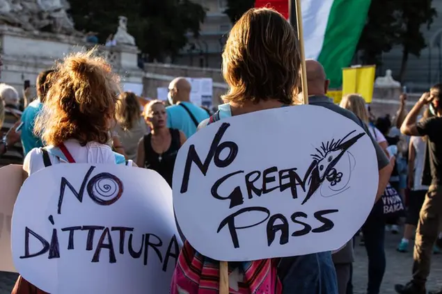 28/08/2021 Roma, manifestazione dei No Vax contro il Green Pass a Piazza del Popolo.