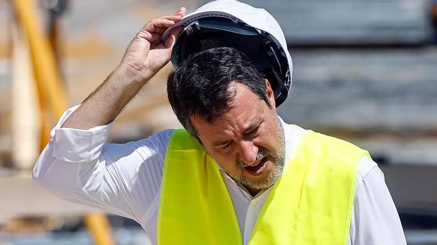 Salvini e Meloni in un dibattito politico, con attenzione ai temi migratori e al futuro del partito