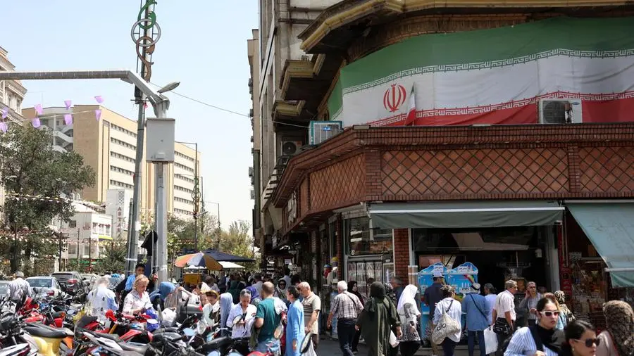 Lavoratori iraniani protestano contro licenziamenti e crisi economica, con tensioni internazionali