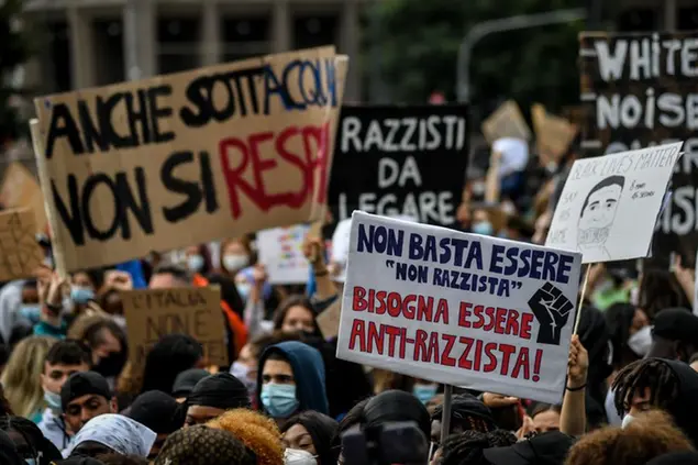 Black Lives Matter - Manifestazione a Milano in memoria di George Floyd e contro il razzismo (LaPresse)