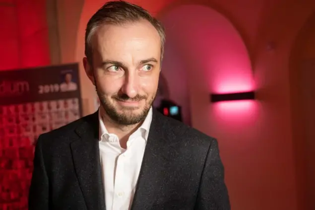 17 February 2020, Berlin: Jan B'hmermann, TV entertainer, and winner of the Entertainment Prize, is standing at the award ceremony for \\\"Journalists of the Year 2019\\\". Photo by: Christophe Gateau/picture-alliance/dpa/AP Images