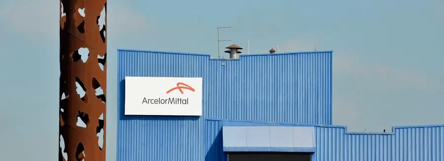 06/06/2019 Taranto, Presidio dei lavoratori del sindacato USB davanti alla direzione della Arcelor-Mittal ex Ilva, contrari alla trattativa fra proprietÃ\\u00A0 e sindacati confederati per la cassa integrazione per 1400 lavoratori