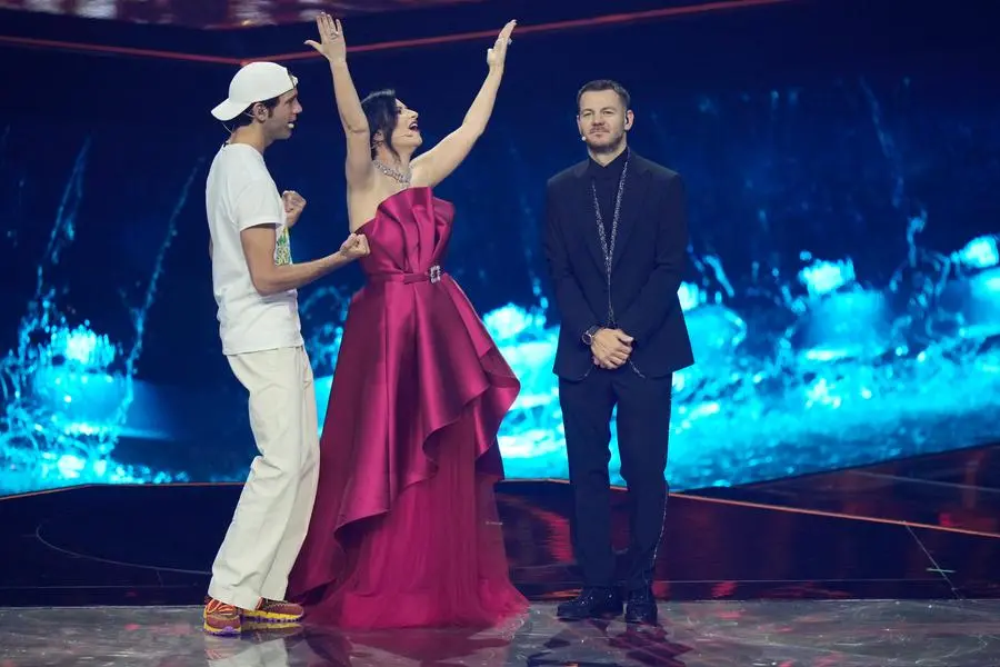 Laura Pausini, al centro, Mika, a sinistra, e Alessandro Cattelan