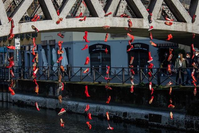 08/03/2020 Milano, Scarpe rosse pendono dal ponte dedicato ad Alda Merini sui Navigli nella giornata internazionale delle donne
