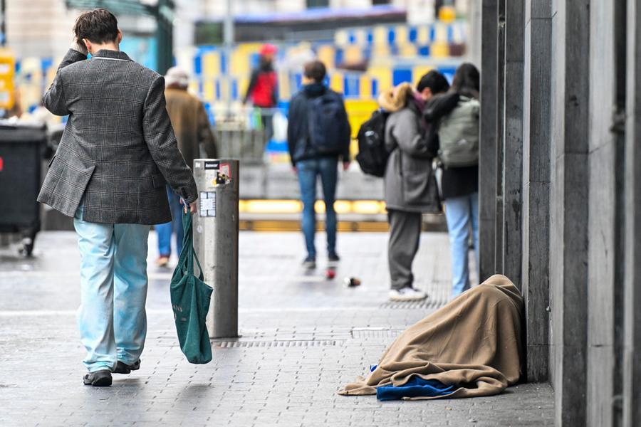 Oxfam, 5,7 milioni di persone in povertà assoluta nei primi due anni di governo Meloni