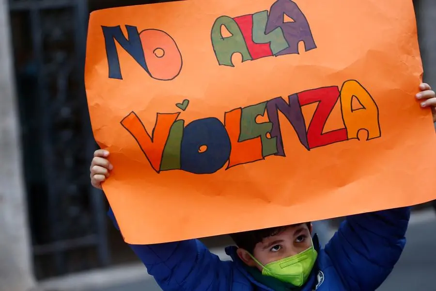 Foto Cecilia Fabiano/ LaPresse 17 Febbraio 2022 Roma (Italia) Cronaca : Manifestazione per la pace della comunità di Sant’ Egidio contro l’escalation in Ucraina Nella Foto : la manifestazione in piazza Santi Apostoli Photo Cecilia Fabiano/ LaPresse February , 17 2022 Rome (Italy) News : Demonstration against the War in Ucraina organized by Sant’Egidio In The Pic : the demonstration in piazza Santi Apostoli