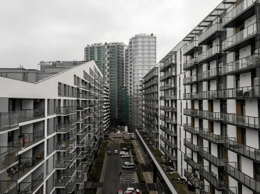 Il boom del mercato immobiliare in Polonia è durato fino all’anno scorso. Nell’immagine: un quartiere residenziale costruito a Varsavia nel 2021. Molti di questi locali sono dei cosiddetti microappartamenti in affitto, di appena 18 metri quadrati. Foto: Adam Stępień / Agencja Wyborcza.pl.
