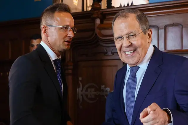 (Il ministro degli Esteri ungherese con il suo omologo russo Lavrov nel luglio 2022. Foto Ansa)