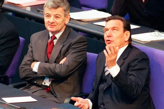 German Chancellor Gerhard Schroeder (r) and German Foreign Minister Joschka Fischer look around from the government bench in the plenary chamber at the Reichstag building in Berlin, Germany, on 19 April 1999. The historical building was officially handed over to the German Bundestag on 19 April. | usage worldwide Photo by: Michael Jung/picture-alliance/dpa/AP Images