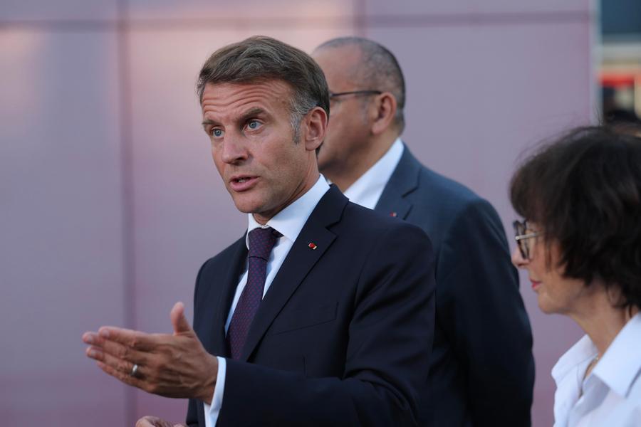 Francia, la Corte costituzionale boccia il divieto social per under 15, Macron ordina di riscrivere la legge