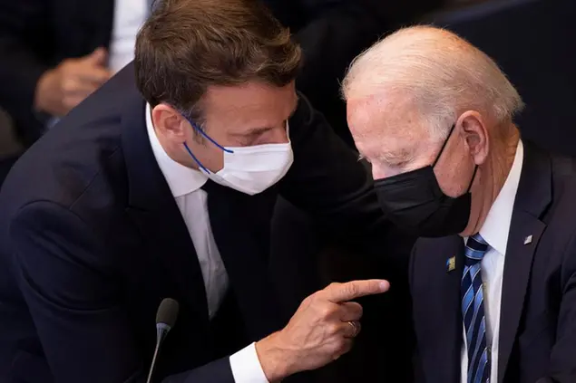 (Emmanuel Macron e Joe Biden. Foto AP)