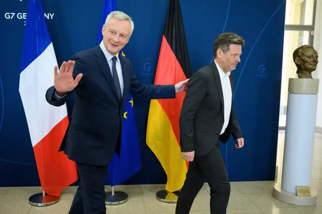 (Bruno Le Maire e Robert Habeck, ministri dell'Economia di Francia e Germania. Foto AP)