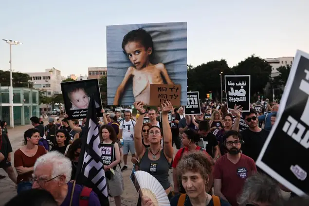 Attivisti israeliani e arabi hanno partecipato a diverse manifestazioni a Tel Aviv per chiedere al governo di Netanyahu di fermare la crisi umanitaria e alimentare nella Striscia.